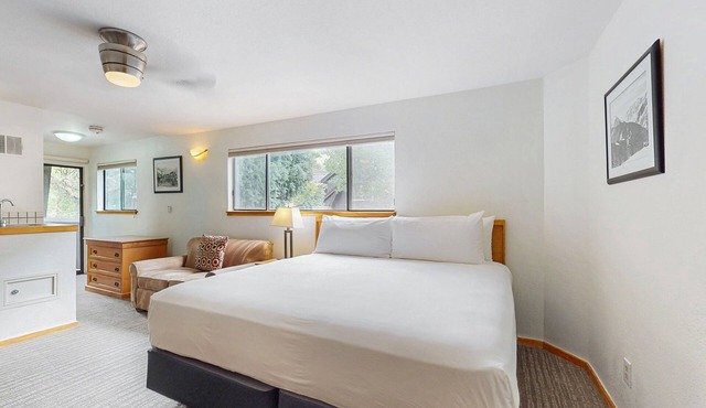 Private balcony room on Main St - pool & hot tub - walk to lifts, dog-friendly