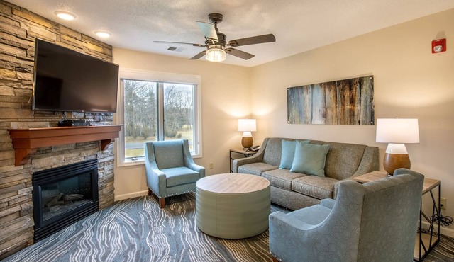 Private Balcony, Kitchen, Jacuzzi tub!