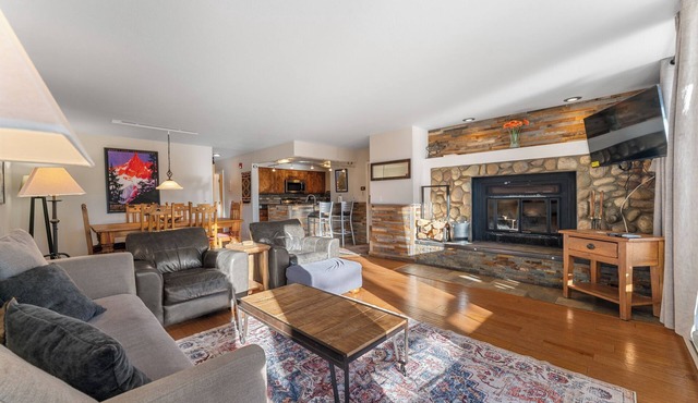 Private Balcony w/Mountain Views, Pet Friendly!
