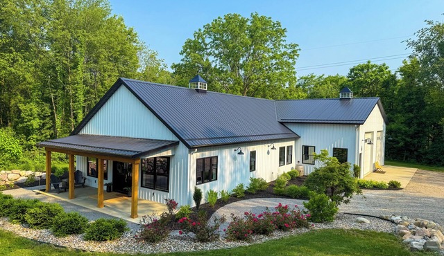 Private Barndo Retreat for Groups - Indoor Pickleball, Hoops, Hot Tub, Near Lake