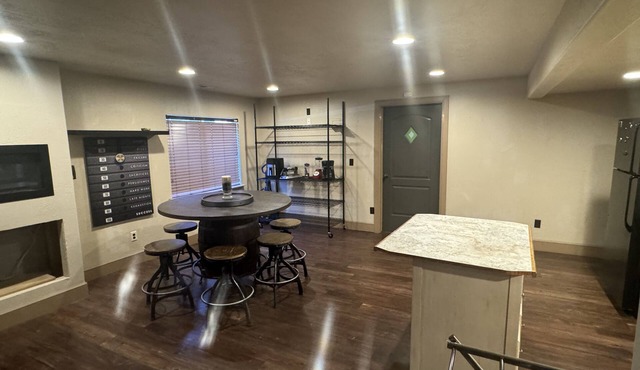 Private Basement With Home Theater & Fast WIFI