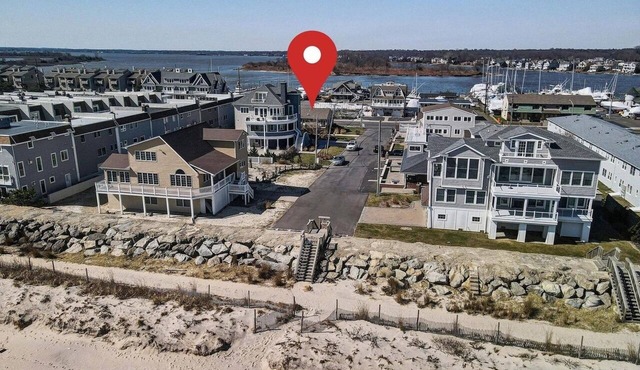 PRIVATE BEACH BLOCK RETREAT, 3 BEDROOMS, 1 BLOCK FROM DOWNTOWN, GREAT LOCATION!