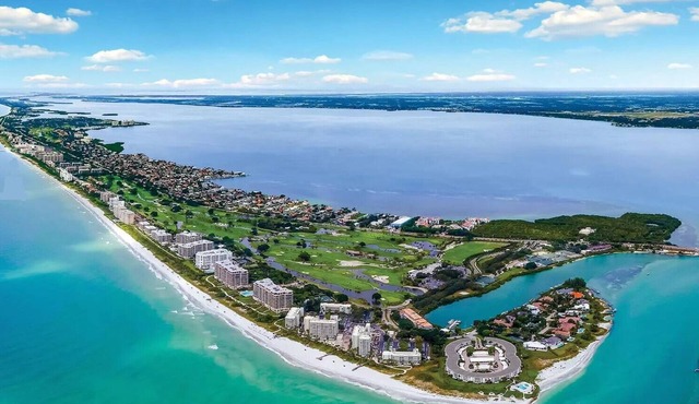 Private Beach Cottage, Pool, Newley Updated, Beach Access Only 1.5-Min Walk