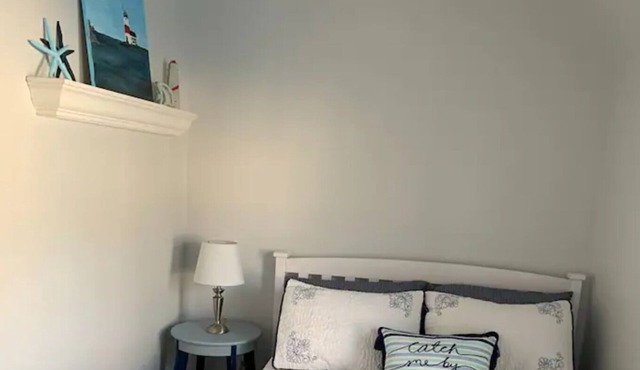 Private Beach Cottage-5 minute walk to the sand! Private fenced in yard.