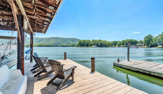 PRIVATE BEACH, FLAT LOT, FIRE-PIT, SLEEPS 18