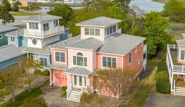 Private Beach Getaway: close to town, shopping, restaurants, pool & tennis