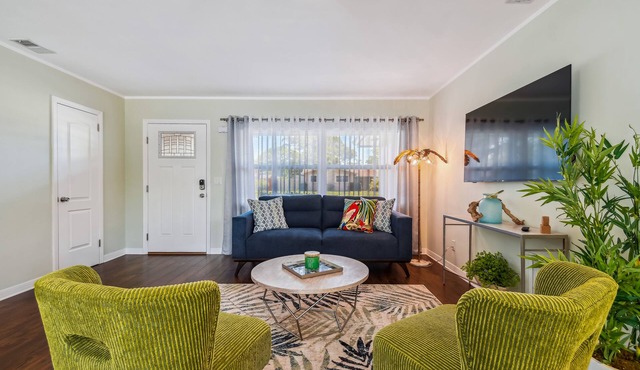 Private Beach Getaway Home - Centrally Located to all Beaches & Entertainment