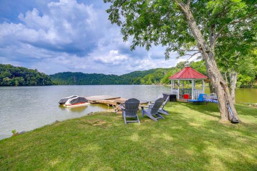 Private Beach! Home w/2 Guest Cabins in Hiwassee