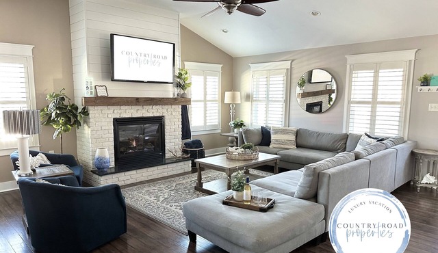 Private Beach, Hot tub, Backyard Oasis, Local Pool, Close to all