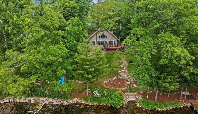 Private beach house in charming Pound on a clear, sandy full rec lake