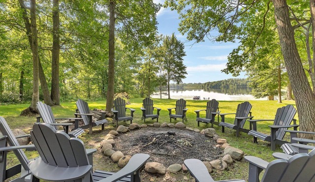 Private Beach Oasis on quiet lake-Sauna! Make family memories here!