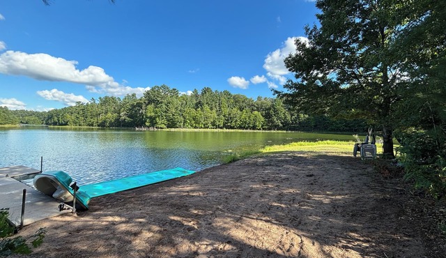 Private beach on Pine Lake, great views, 3 spacious bedrooms and 2 living rooms