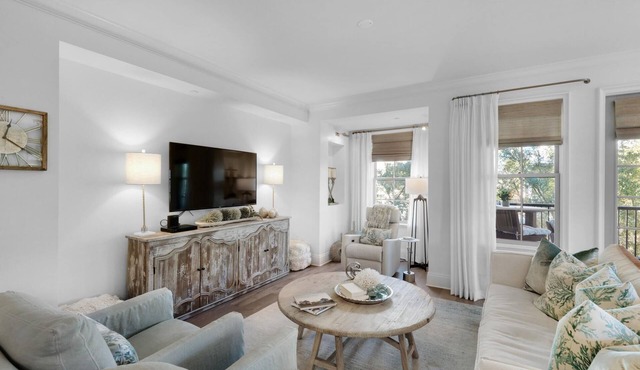 PRIVATE BEACH/POOL ACCESS-Urban Flair/Coastal Chic-Minutes to Beach-4 Bikes