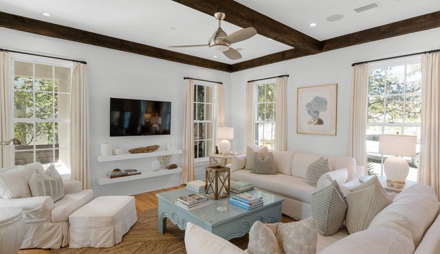 PRIVATE BEACH/POOL ACCESS-Expansive Courtyard-Minutes to Beach/Pools-4 Bikes