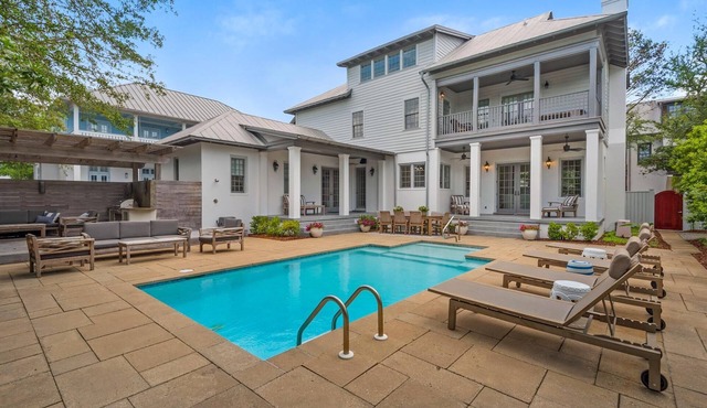 PRIVATE BEACH ACCESS-Stunning Remodel-Private Pool-4 Bikes