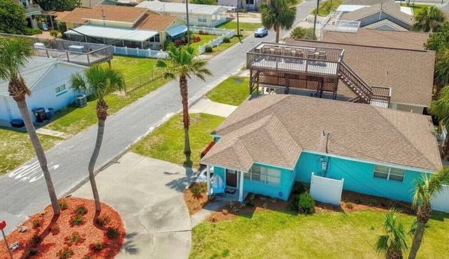 PRIVATE BEACH! Walk 1 Min to Beach Sleeps 8-10 Fenced Yard Pet Friendly