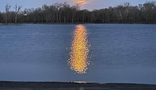 Private Beach House on the Lake – Ideal for Groups, Events, and Lakeside Recreation