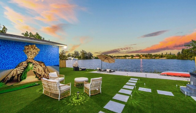Private Beach Villa Miami with Hot Tub & BBQ, Ping Pong & Pool table
