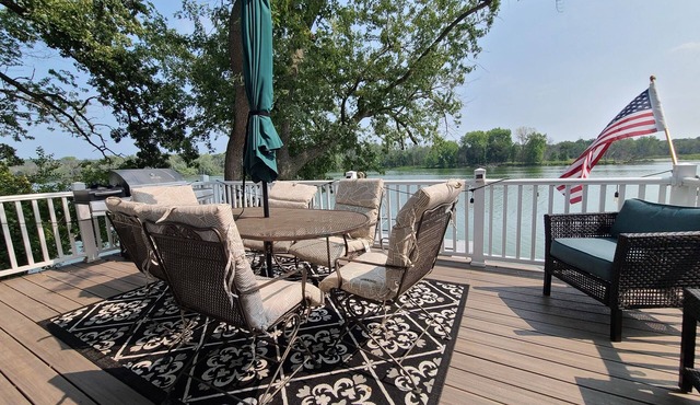 Private Beach Waterfront w/Dock - Rock River Hideaway