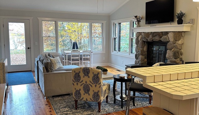 Private beachfront cottage, WiFi and AC on Lake Paradise, minutes from Mackinaw