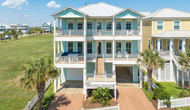 Private Beachside Home w/4 Suites, Gulf Views, 2 Covered Decks & 200' to Beach