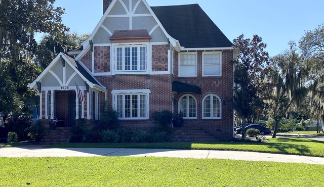 Private, Beautiful apartment in historic district 1/1