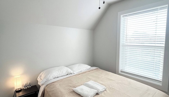 Private Bedroom 3 - Transit Room Near Airport.