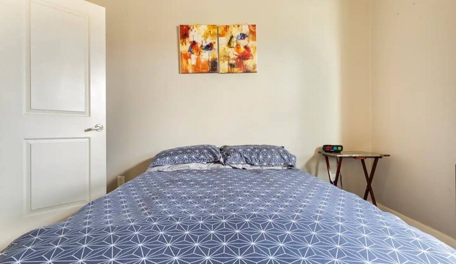 Private Bedroom Bathroom Suite Near East Downtown