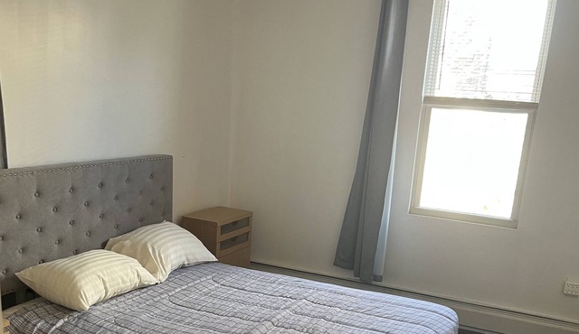 Private bedroom close to transportation