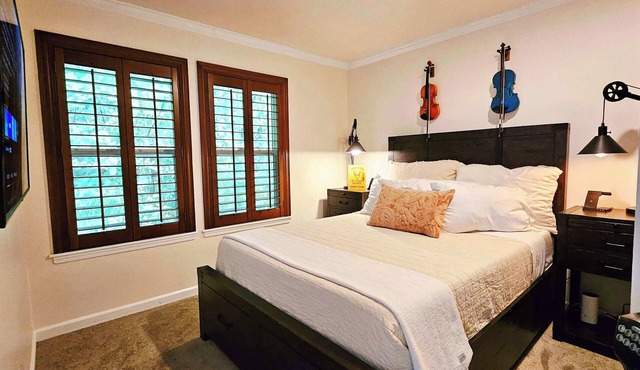 Private Bedroom Fox Den w Hot Tub and Arcade