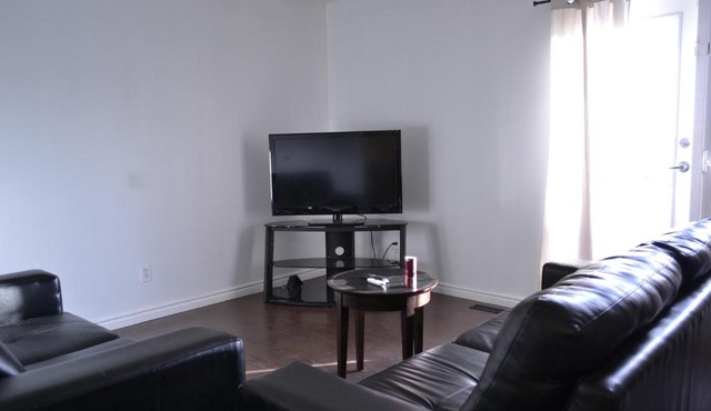 Private bedroom on renovated duplex main floor - Dover