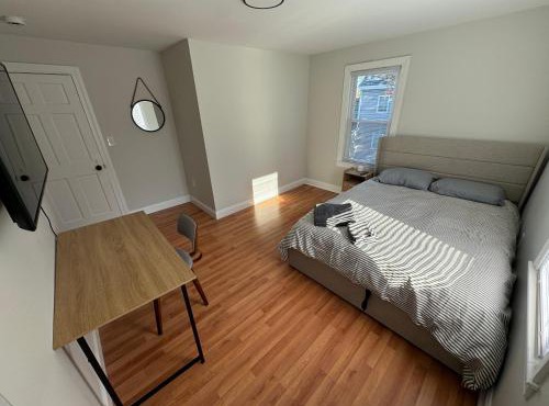 Private Bedroom & Private Bathroom in Spacious House 8 min to Boston