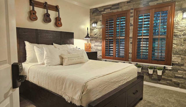 Private Bedroom w Hot Tub and Arcade