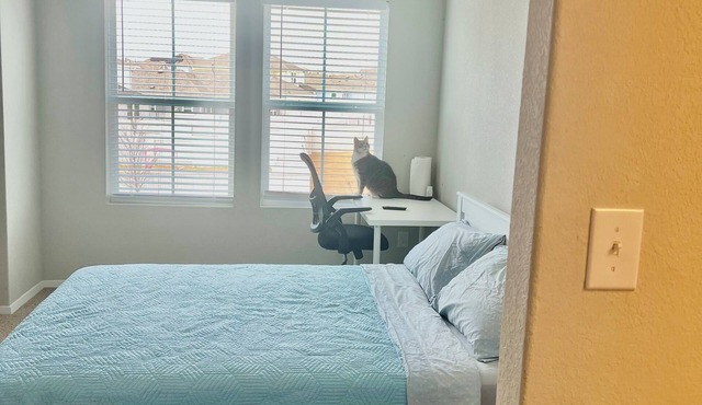 Private Bedroom with full shared bathroom in Elgin, Texas