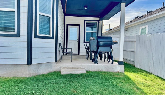 Private Bedroom with full shared bathroom, Elgin Texas