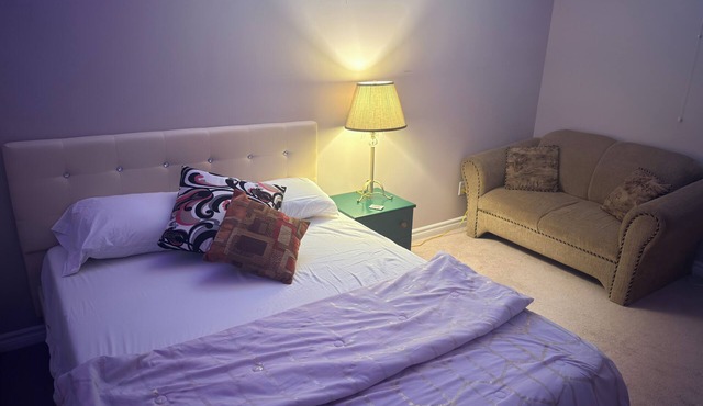 Private Bedroom with office desk Queen Bed London South a Peaceful space