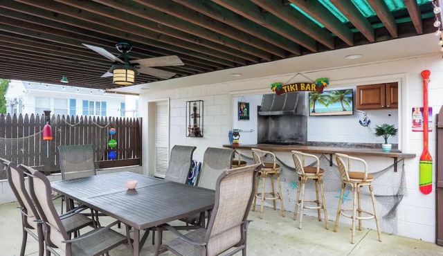 Private bkyd w/tiki Bar, Linens + towels included, Walk to beach. 4 beach badges