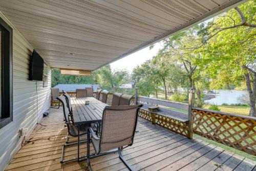 Private Boat Dock: Family-Friendly Grove Getaway