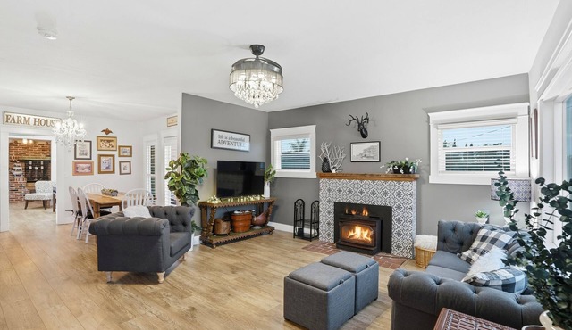 Private Bonita Retreat Pet Friendly 5/3 w/Yard Near Downtown, Beaches & Golf