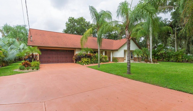 Private Brandon Oasis Family home w/Full outdoor kitchen & Bar+ Game room n