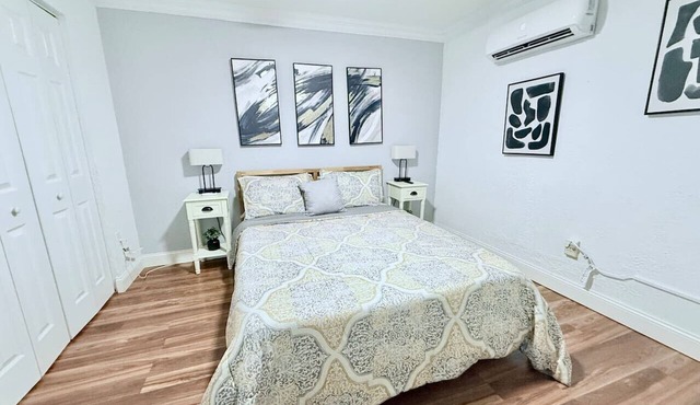 Private Bungalow near Tropical Park, FIU, free parking & Wfi
