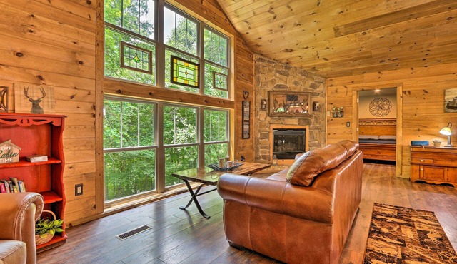 Private Butler cabin on 19 acres w/Hot tub near Mohican Park and Snowtrails