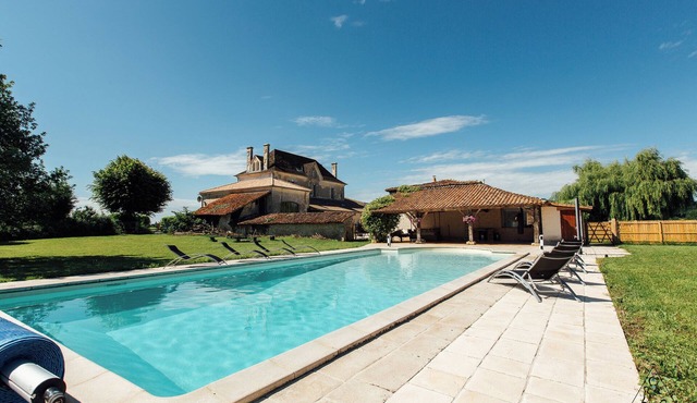 Private Country house surrounded by vines, with a private pool. Up to 20 people