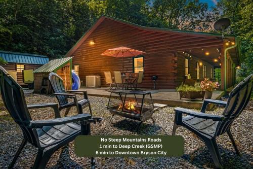 Private Cabin 1 min to Park, HotTub, & Easy Access