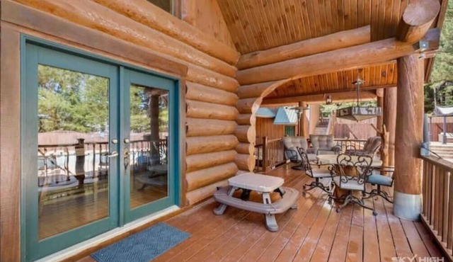 Private Cabin 3 acres, Pool, Playground, Poker