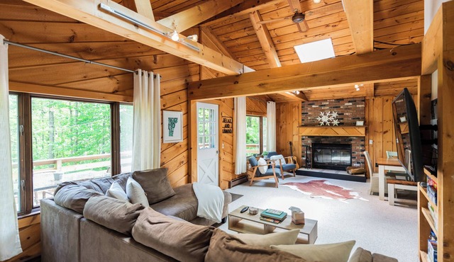 Private cabin: 7 mins to slopes, wood fireplace