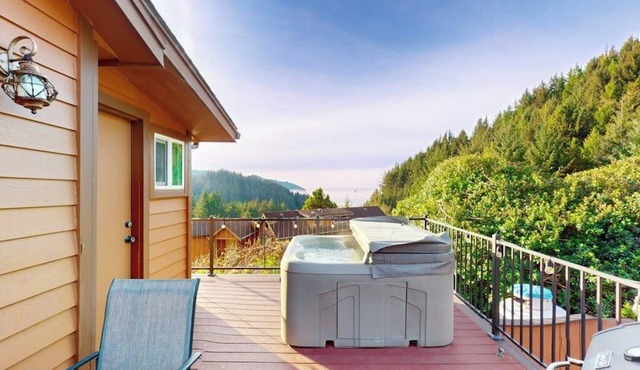 Private cabin close to trails with hot tub, grill, and dazzling ocean views