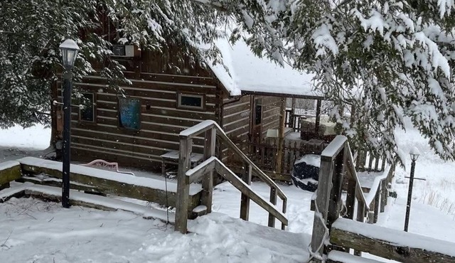 private cabin in w/fireplace & hot tub. Located close to Snowshoe. !Free Pizza!