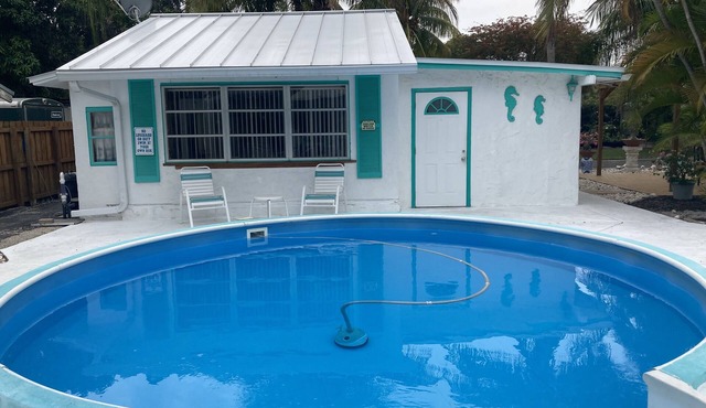 PRIVATE CABIN King bed FREE PARKING 2 miles to Beach, Unique Property
