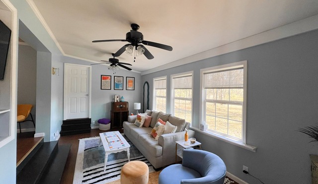 Private Cabin Near Nashville. Countryside home with city convenience.